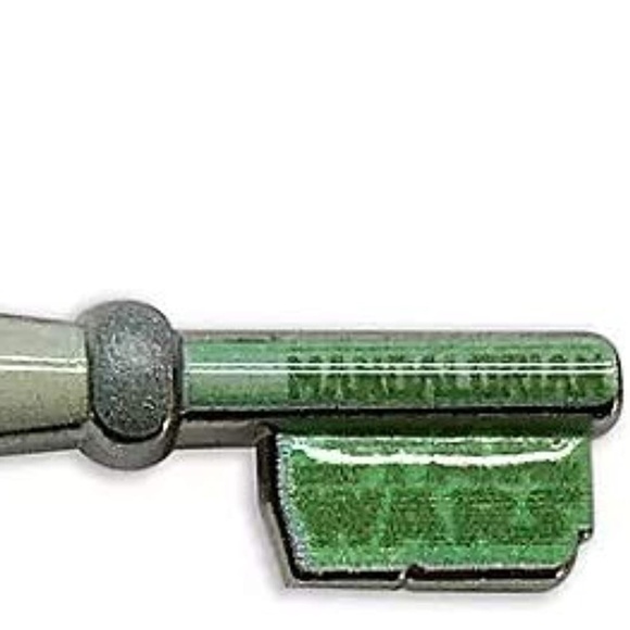 NIP Grogu The Child Star Wars The Mandalorian Special Edition Key Pin - Picture 4 of 4